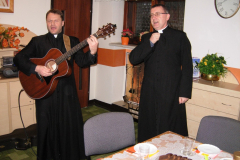 04---śpiewają ks. Piotr i ks. Proboszcz