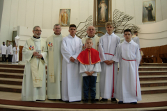 41---TRIDUUM PASCHALNE 2017---księża i ministranci po Mszy Krzyżma w Łagiewnikach