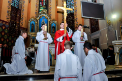 56 inauguracja adoracji krzyża przez zgromadzonych