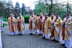 65 Wigilia Paschalna, przed kościołem