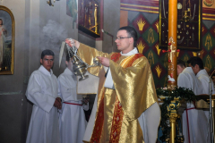 73 ks. Diakon okadza lud po przygotowaniu darów